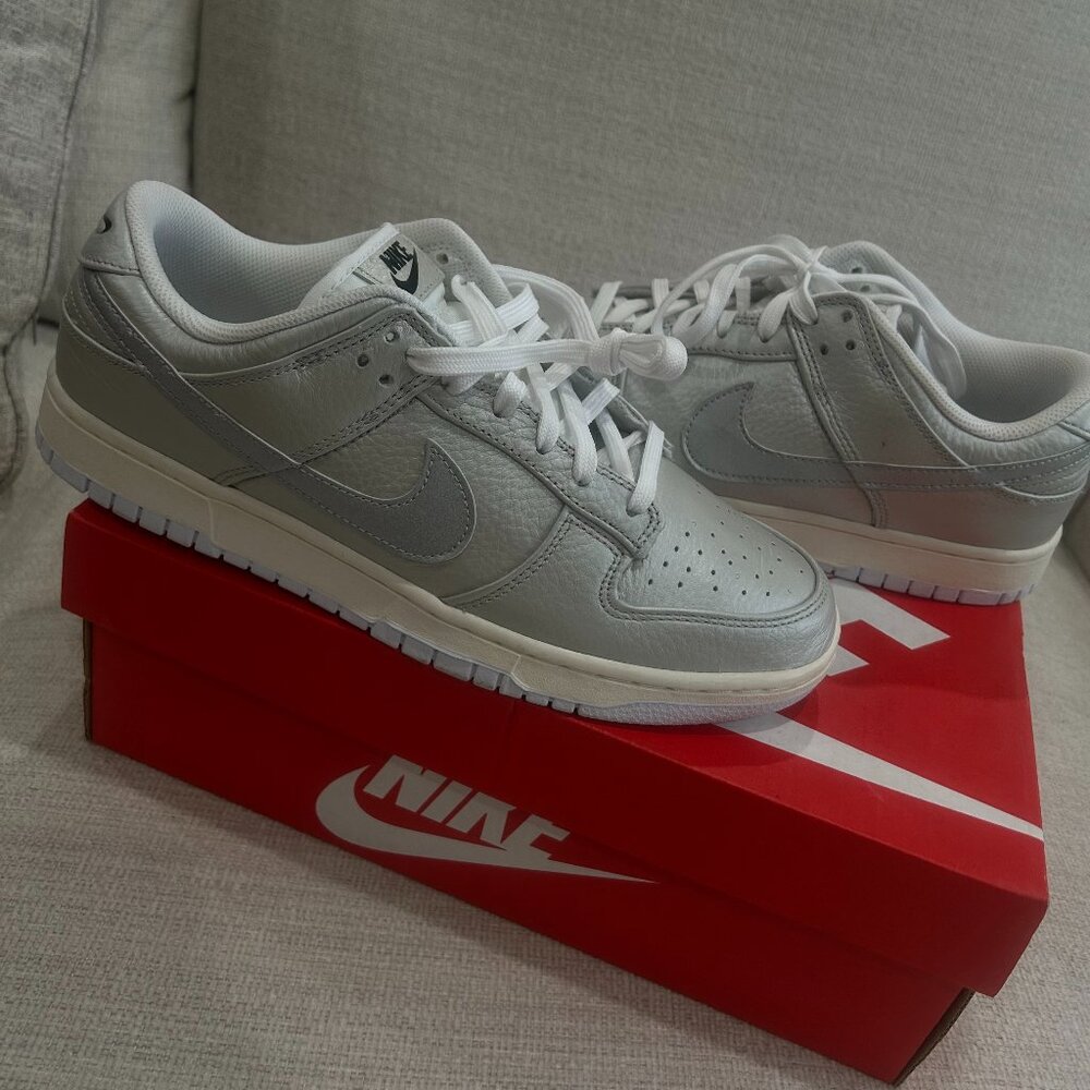 Nike Dunk Low SE, size 10 in women, color silver